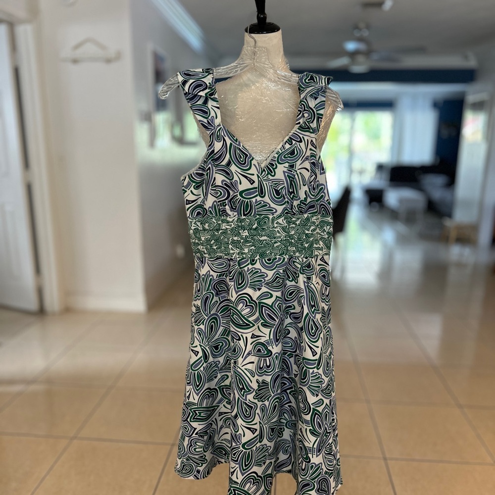 Elegant Green and White Patterned Dress